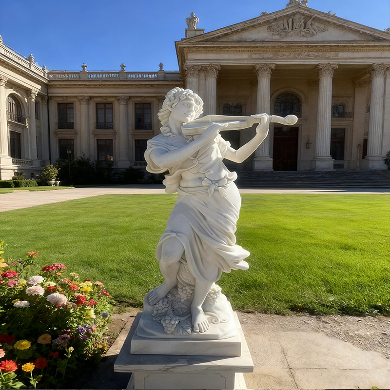Sculptură umană din marmură a unui flautist