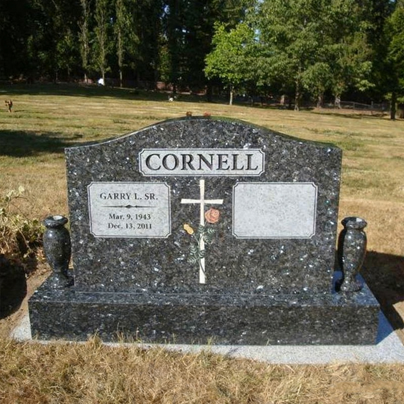 Piatră funerară din granit cu model de trandafiri în cruce