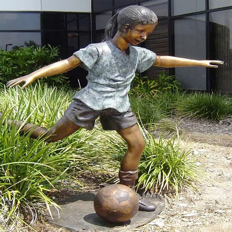 Sculptură de bronz pentru fată de fotbal