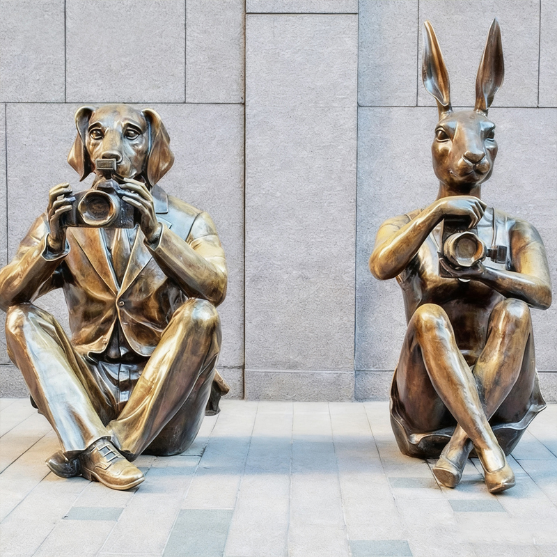 Sculptură tematică „Fotograf de animale”.