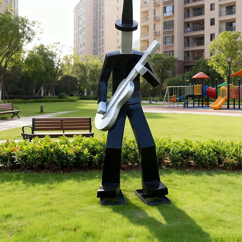 Sculptură umană din fibră de sticlă într-un design abstract „chitarist”.