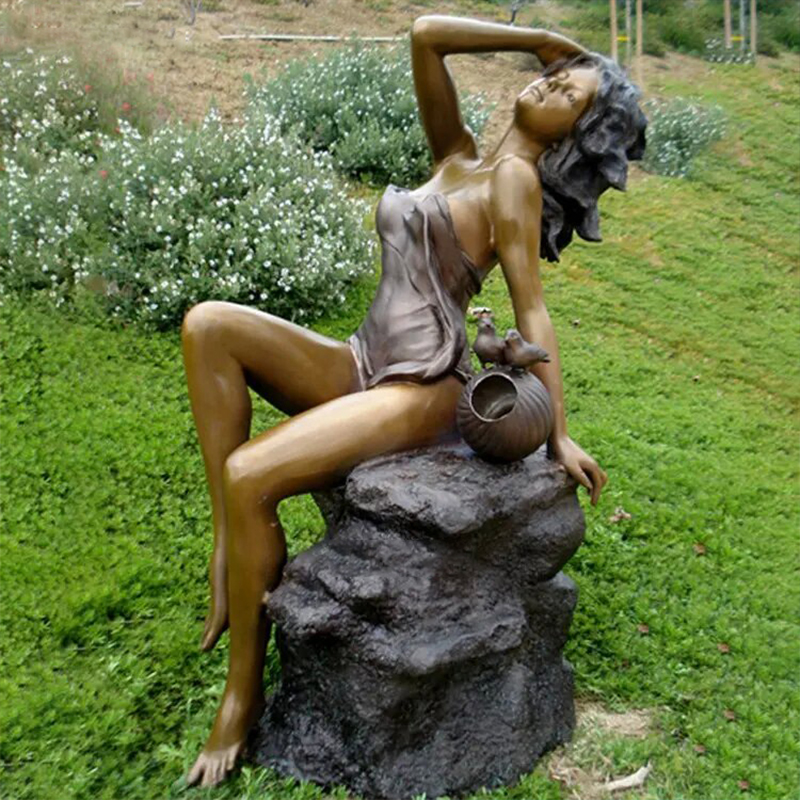 Sculptură feminină nud în bronz în mărime naturală contemporană