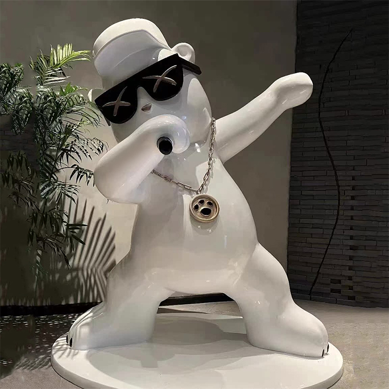 Sculptură de jucărie de designer „Ursul Rapper”.