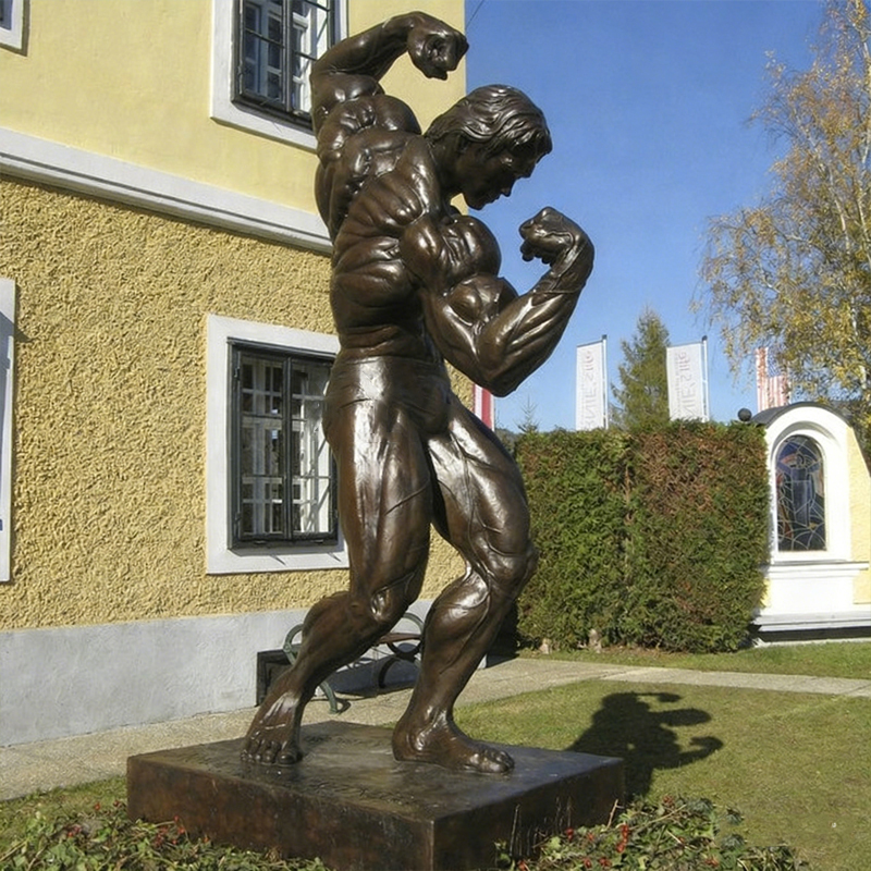 Sculptură masculină musculară din bronz în mărime naturală