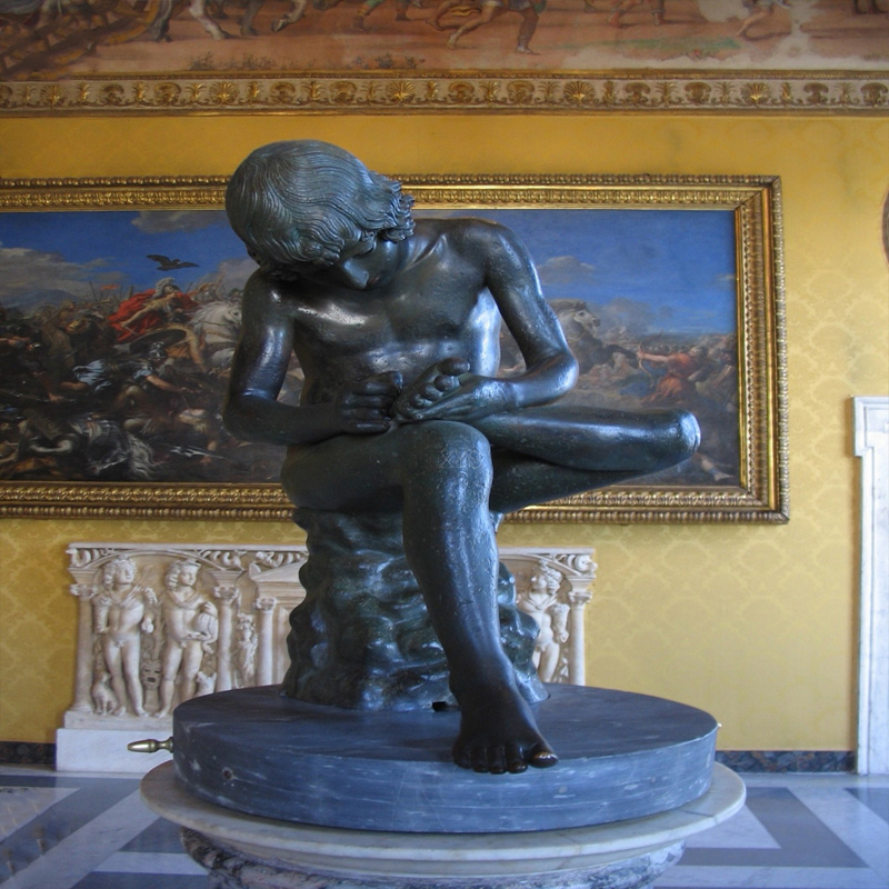 Sculptură umană din marmură durabilă în aer liber a unui băiat care trage un spin din picior, design european