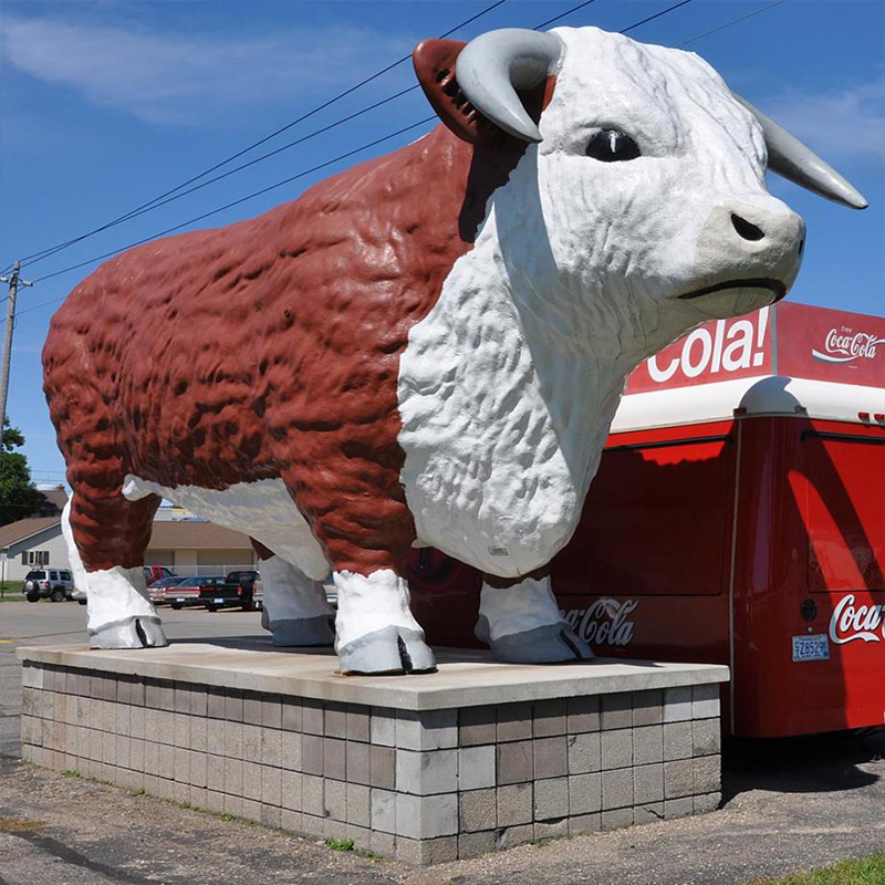 Sculptură gigant din fibră de sticlă de vacă cu flori