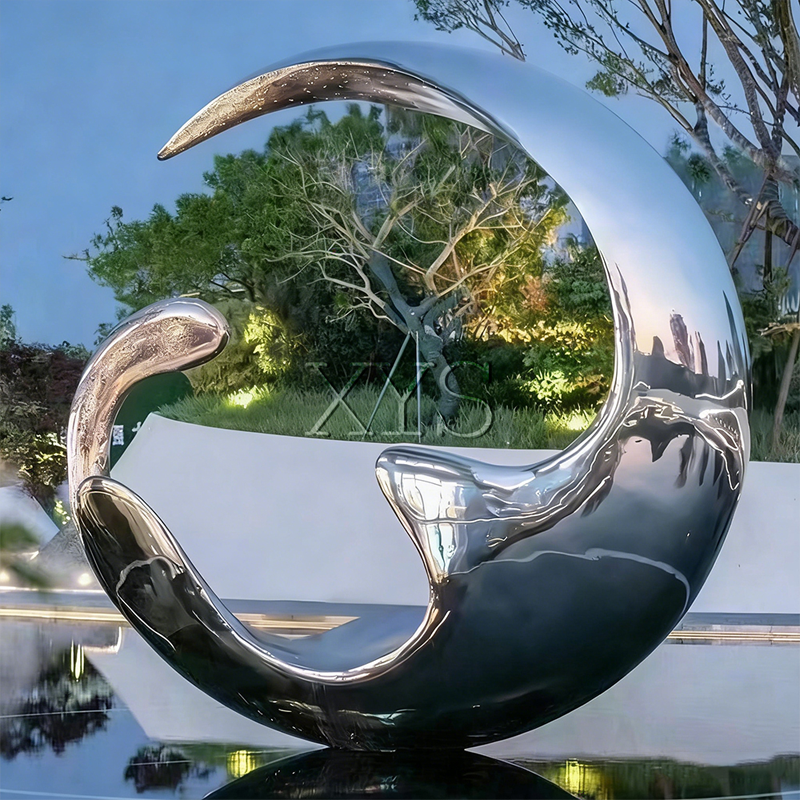 Sculptură în semilună cu oglindă de apă și lună