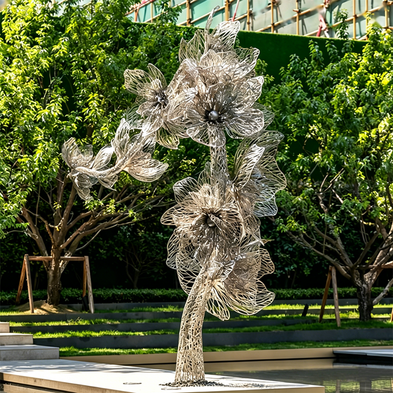 Blossoms in Bloom Sculptură în copac cu flori din oțel inoxidabil ajurata