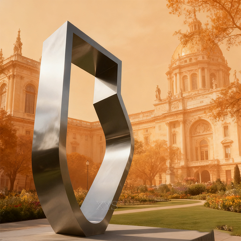 Poarta către viitor Sculptură abstractă în oglindă