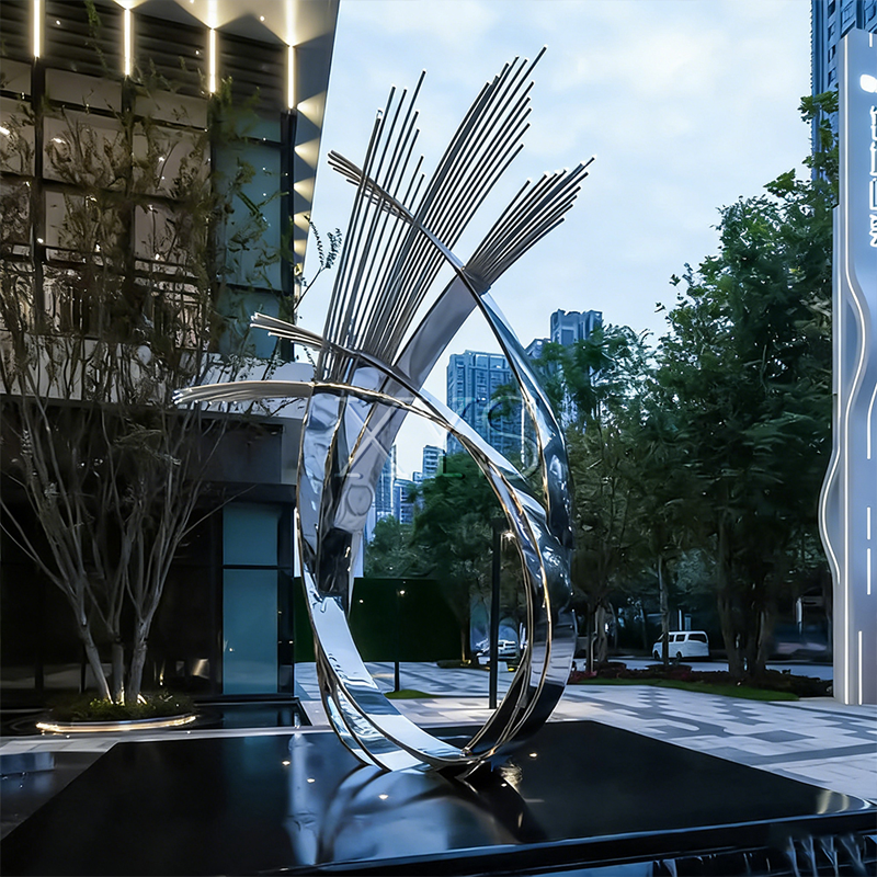 Phoenix Tail at Dawn Sculptură cu pene ajurate