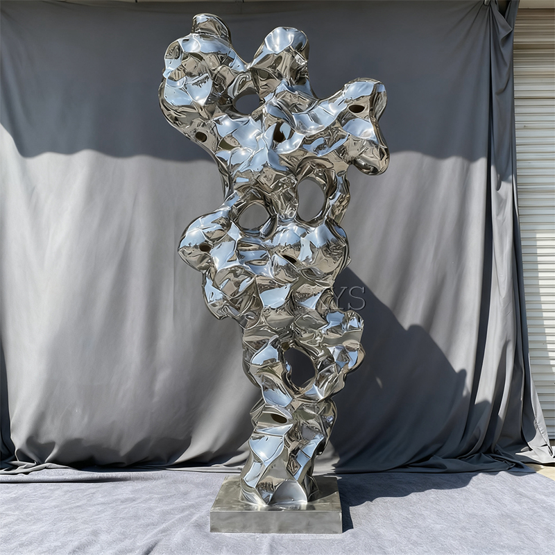 Sculptura în stâncă a savantului din piatra de lac