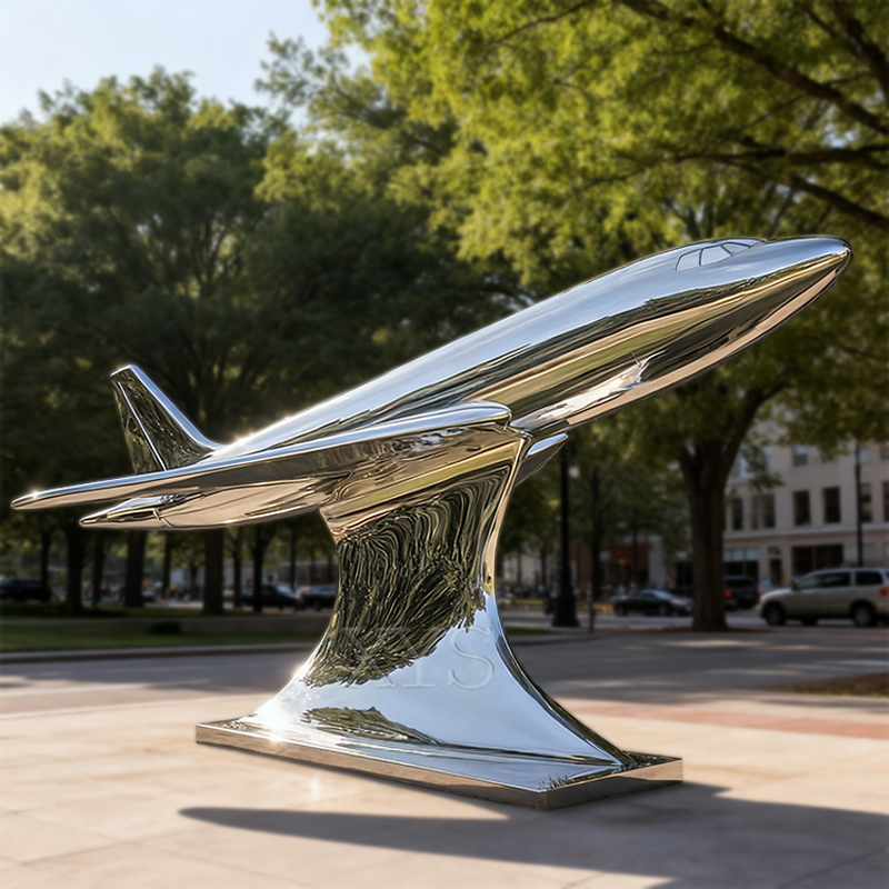 Sculptură de avioane cu oglindă către Skyward Bound