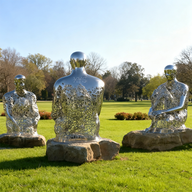 Moment of Insight Sculptură cu figura așezată ajurata